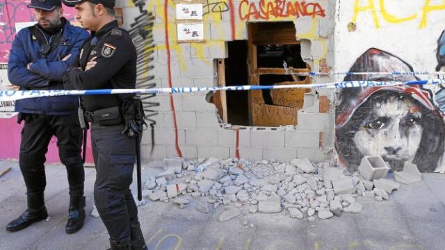 Los «okupas» rompieron el muro que se levantó para tapiar el edificio tras el desalojo del pasado 19 de septiembreLos «okupas» rompieron el muro que se levantó para tapiar el edificio tras el desalojo del pasado 19 de septiembre