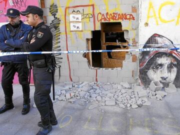 Los «okupas» rompieron el muro que se levantó para tapiar el edificio tras el desalojo del pasado 19 de septiembreLos «okupas» rompieron el muro que se levantó para tapiar el edificio tras el desalojo del pasado 19 de septiembre