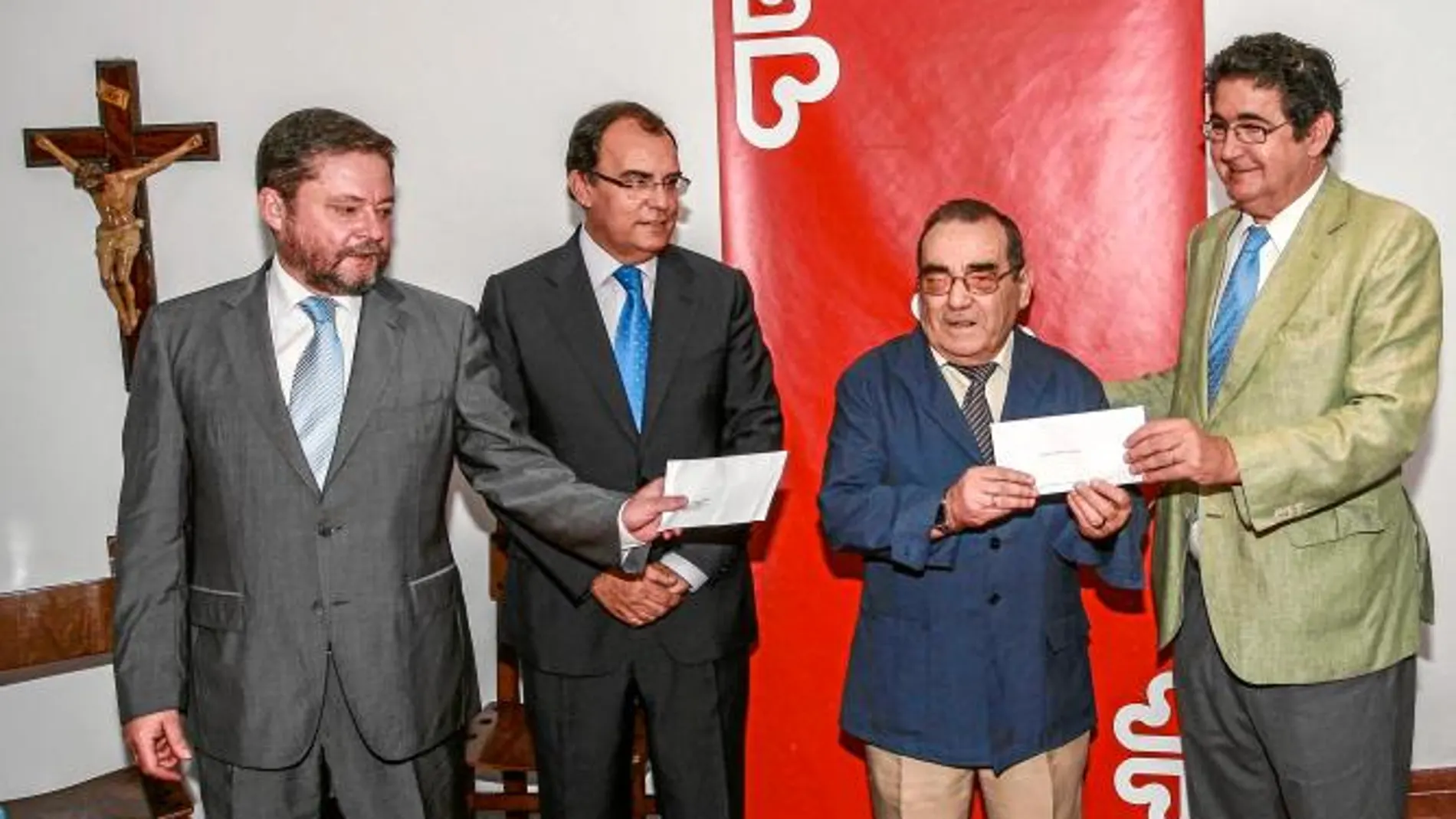 El Colegio de Abogados de Sevilla, a través de la iniciativa «Euro solidario colegial», entregó ayer a Cáritas Diocesana 8.000 euros en concepto del primer pago mensual conjunto