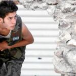 Un activista del Ejército Libre de Siria (ELS) corre para cubrirse durante los fuertes choques armados en el barrio de Saladino de Alepo. El miércoles las tropas leales a Asad lanzaron una ofensiva en este bastión rebelde en la capital financiera del país