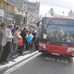  Los sindicatos de autobús inician la huelga con amenazas de más paros
