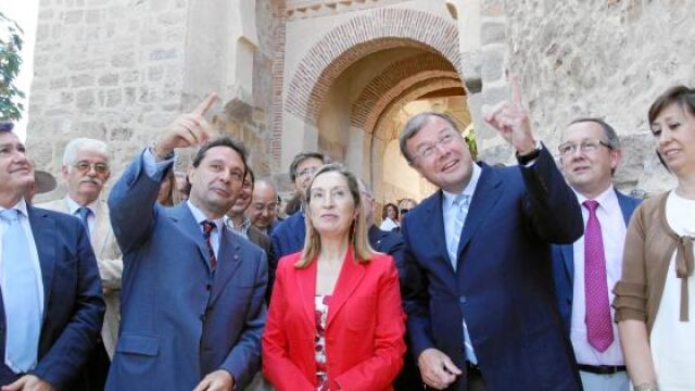 Antonio Silván y Pedro Arahuetes muestran a la ministra Pastor la rehabilitación de la Puerta de Santiago, en presencia de Francisco Vázquez