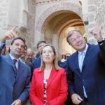 Antonio Silván y Pedro Arahuetes muestran a la ministra Pastor la rehabilitación de la Puerta de Santiago, en presencia de Francisco Vázquez