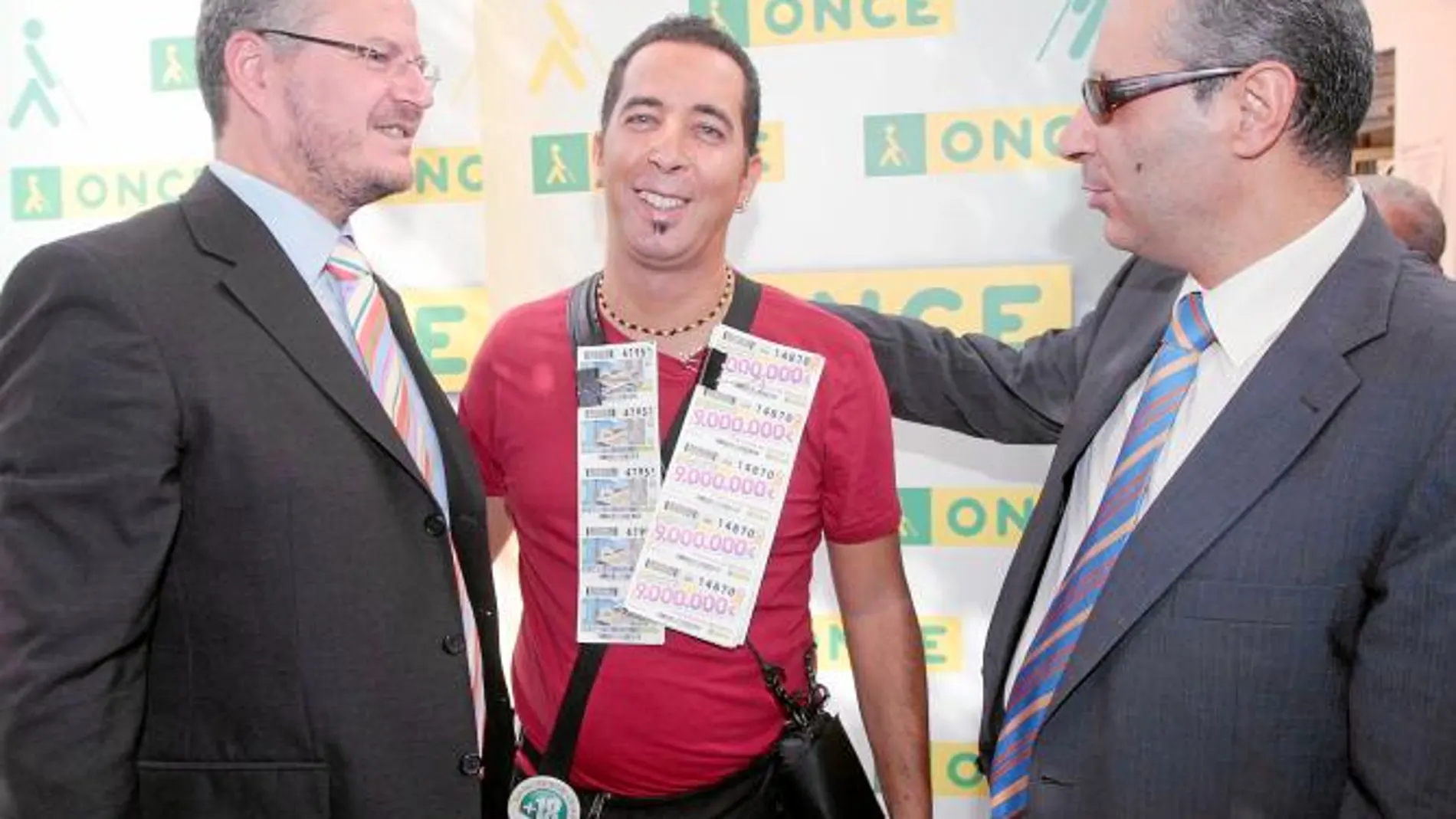 El vendedor Francisco Pereira, recibió la visita de los delegados de la ONCE