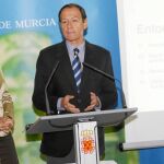 La concejal de Economía y Hacienda del Ayuntamiento, Isabel Martínez Conesa, y el alcalde de Murcia, Miguel Ángel Cámara, en el edificio anexo
