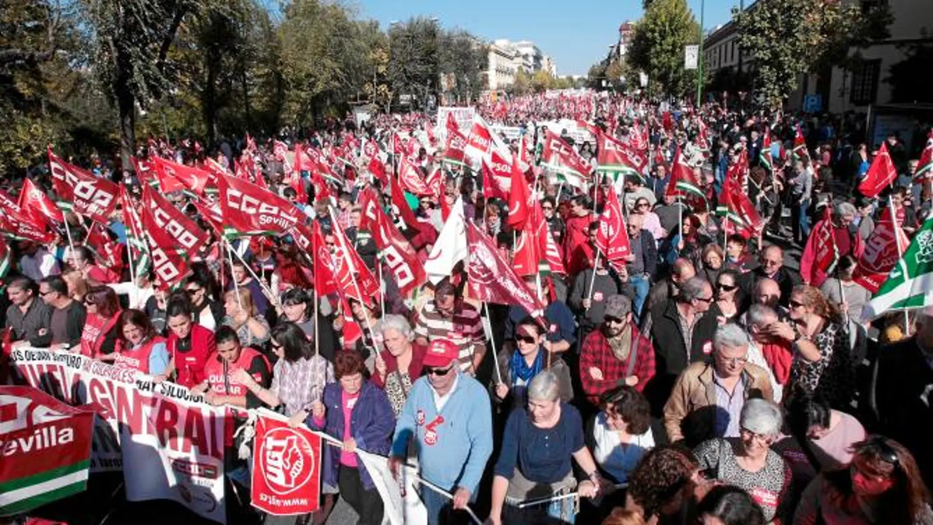 UGT estimó que alrededor de 140.000 personas se manifestaron por las calles de la capital andaluza