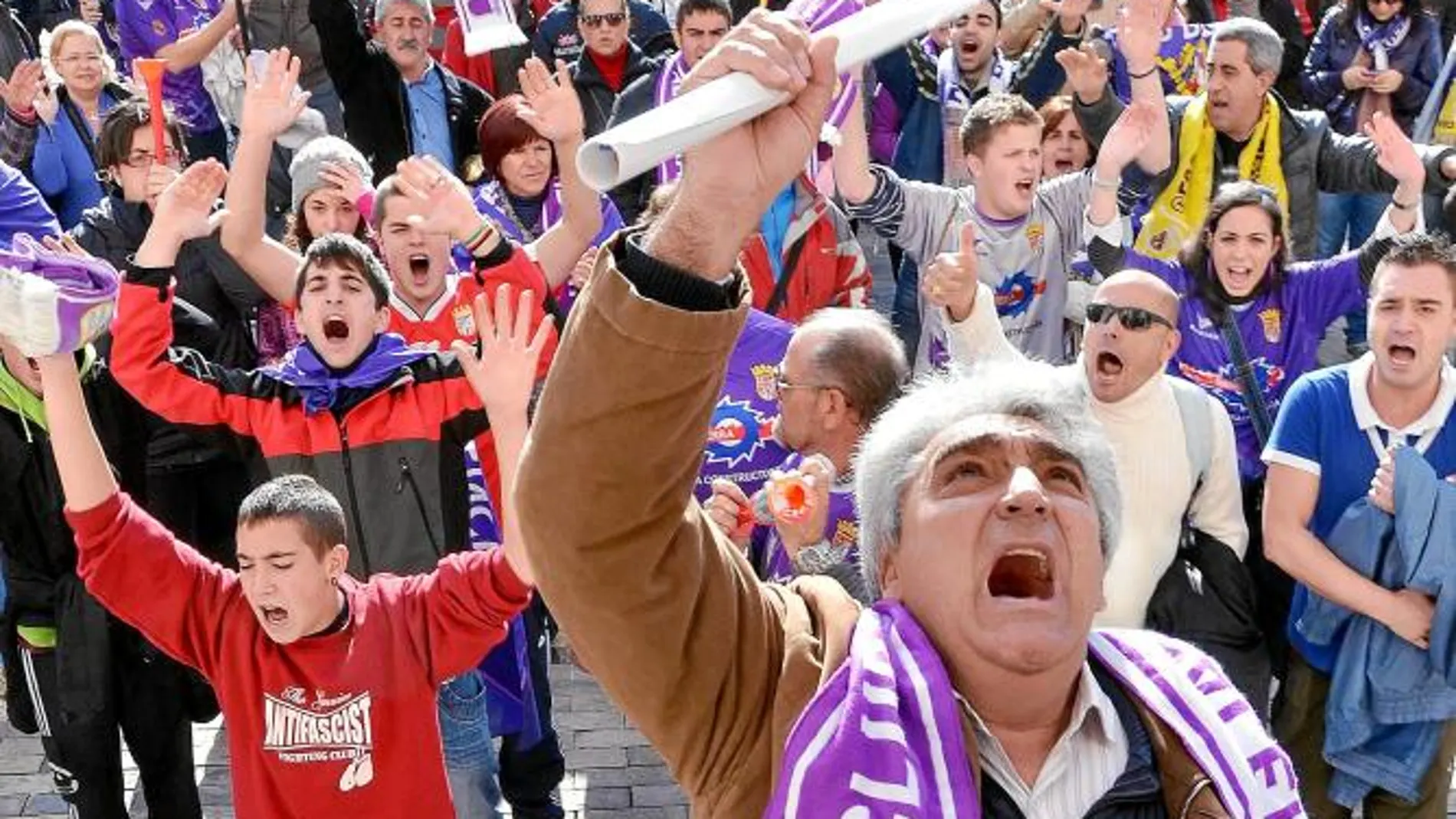Cerca de un centenar de aficionados y directivos del CF Palencia se concentraron ayer para pedir el apoyo de las instituciones para que puedan salvar al club morado