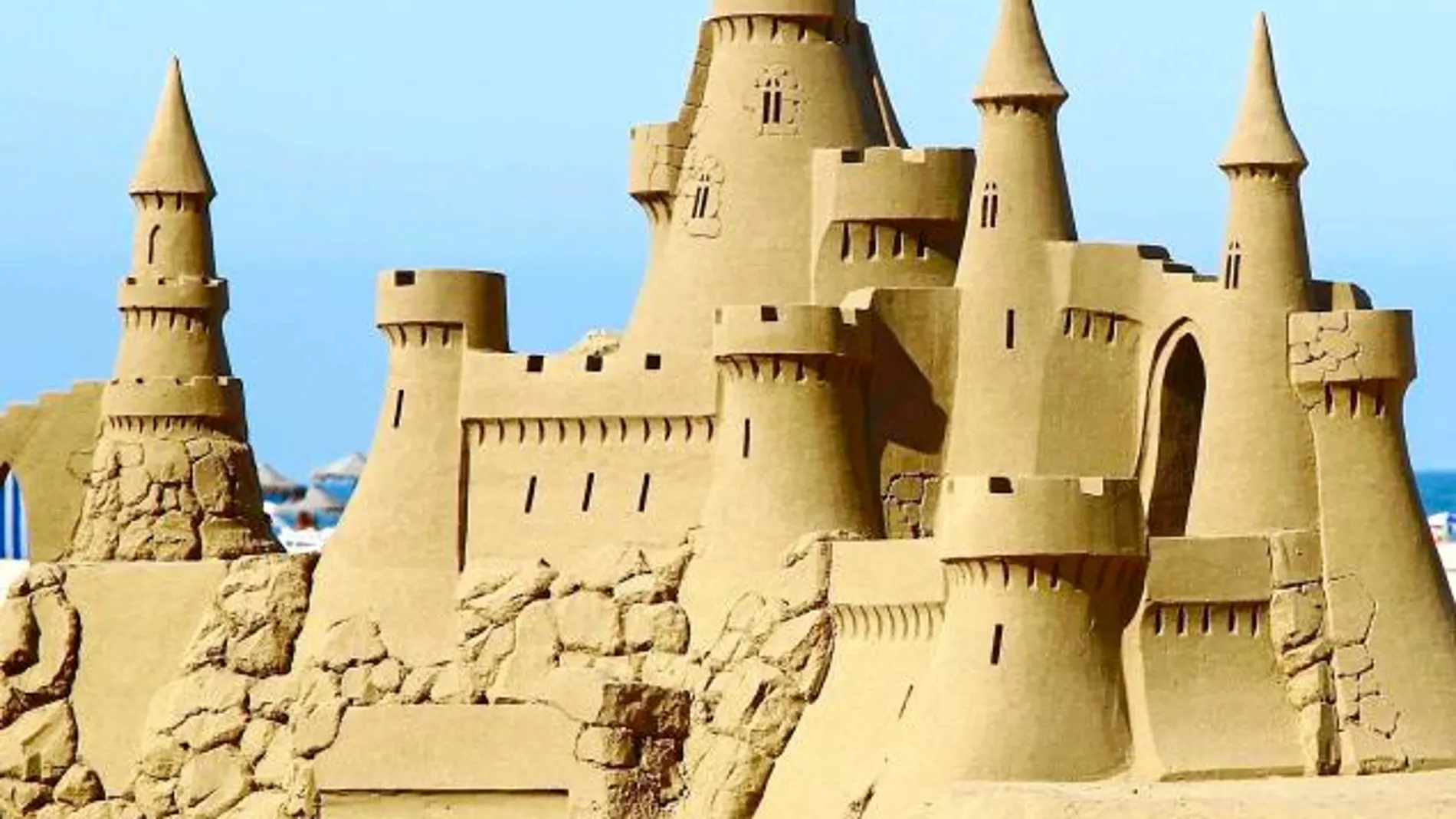 Castillos de arena para el día grande de julio
