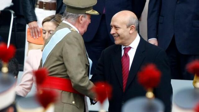 El Rey Juan Carlos saluda al ministro de Educación, José Ignacio Wert (c)