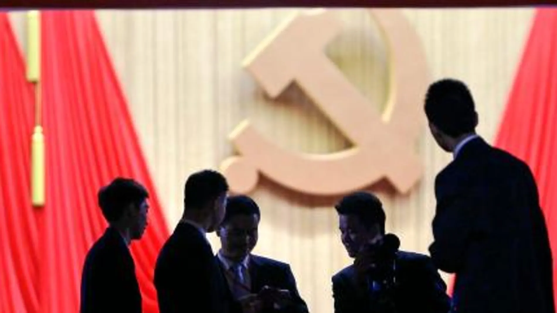 El XVIII Congreso Nacional del Partido Comunista Chino, del que saldrá esta semana la composición de la nueva cúpula del poder, se sucede a puerta cerrada. En la imagen, personal de seguridad