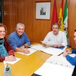 Los delegados de Asuntos Sociales y Urbanismo, el alcalde, y el gerente de Emvisesa, ayer en Sevilla
