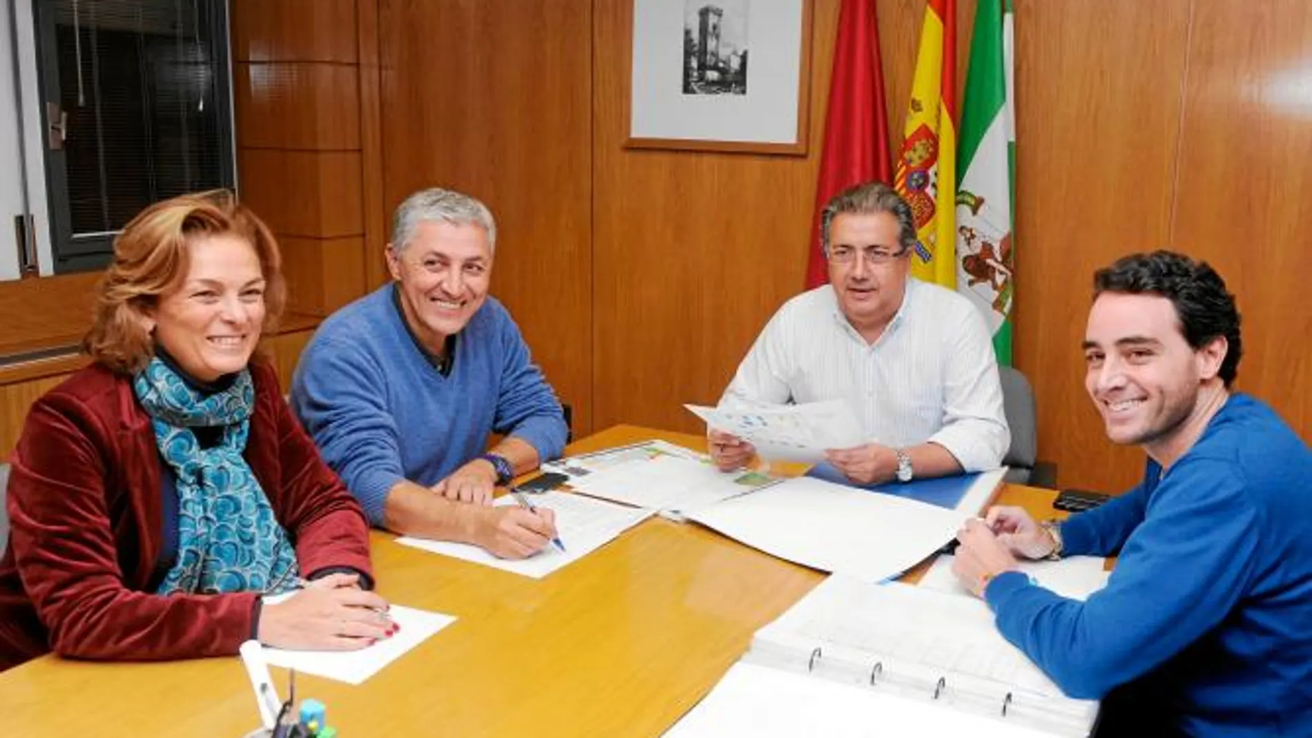 Los delegados de Asuntos Sociales y Urbanismo, el alcalde, y el gerente de Emvisesa, ayer en Sevilla