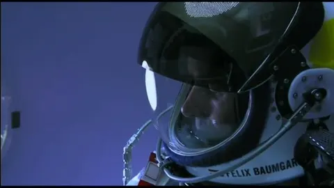 En directo: Baumgartner sube a la cápsula que le llevará a la estratosfera