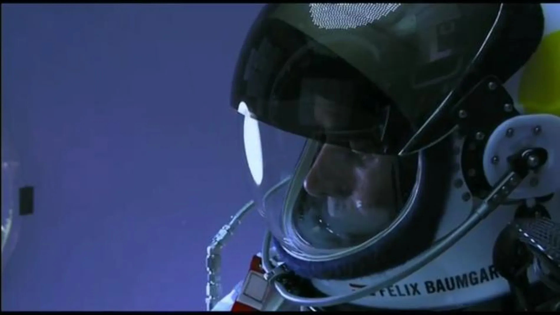 En directo: Baumgartner sube a la cápsula que le llevará a la estratosfera