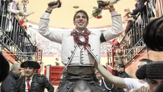 El jinete navarro abandonó por la puerta grande el coso maño
