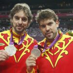 Pau y Marc Gasol, con la plata olímpica en Pekín