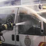 Los radicales quemaron dos coches de la Policía Nacional en la comisaría de la Vía Laietana