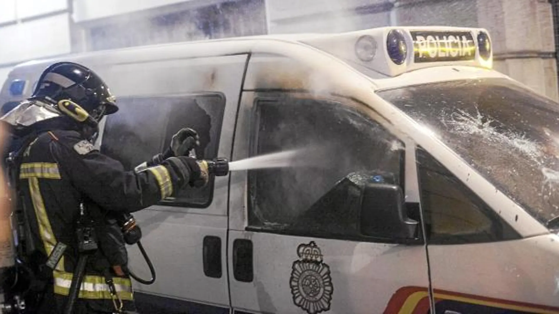 Los radicales quemaron dos coches de la Policía Nacional en la comisaría de la Vía Laietana
