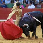 Sebastián Castella, en un derechazo ayer en la plaza de toros de Zaragoza
