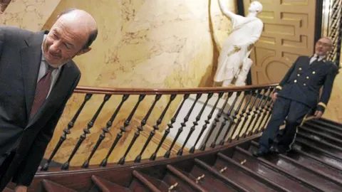 Rubalcaba, ayer, sube una de las escaleras del Congreso mientras charla con los periodistas