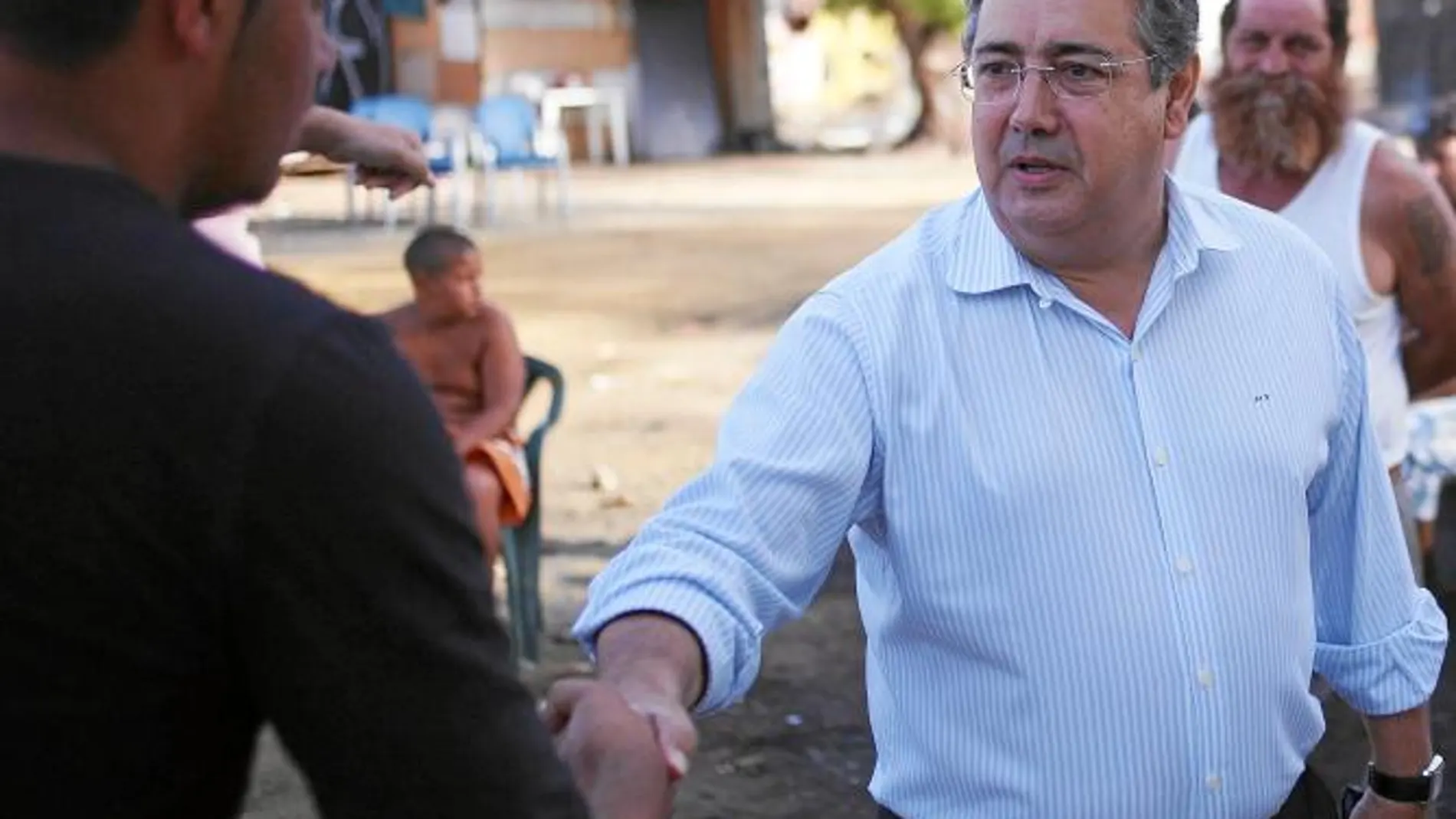 El alcalde de Sevilla, Juan Ignacio Zoido, estrecha la mano a una persona que reside en el Vacie