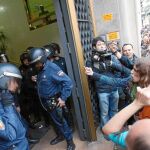 Un grupo de manifestantes intentó entrar en las oficinas de la delegación del Banco de España. Fue uno de los momentos más tensos de la mañana