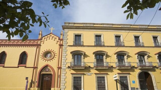 Nacido de la reforma del Convento María Auxiliadora, el hotel muestra la arquitectura del siglo XIX