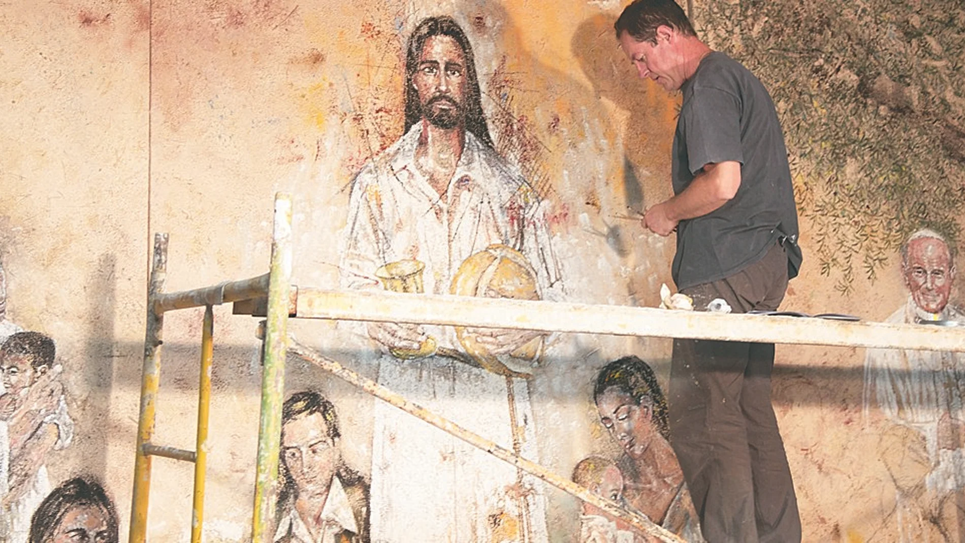 La obra de Retamar no es el clásico mural religioso. Ya ha terminado el ábside y antes de fin de año culminará otras dos paredes de la iglesia que aún están caladas