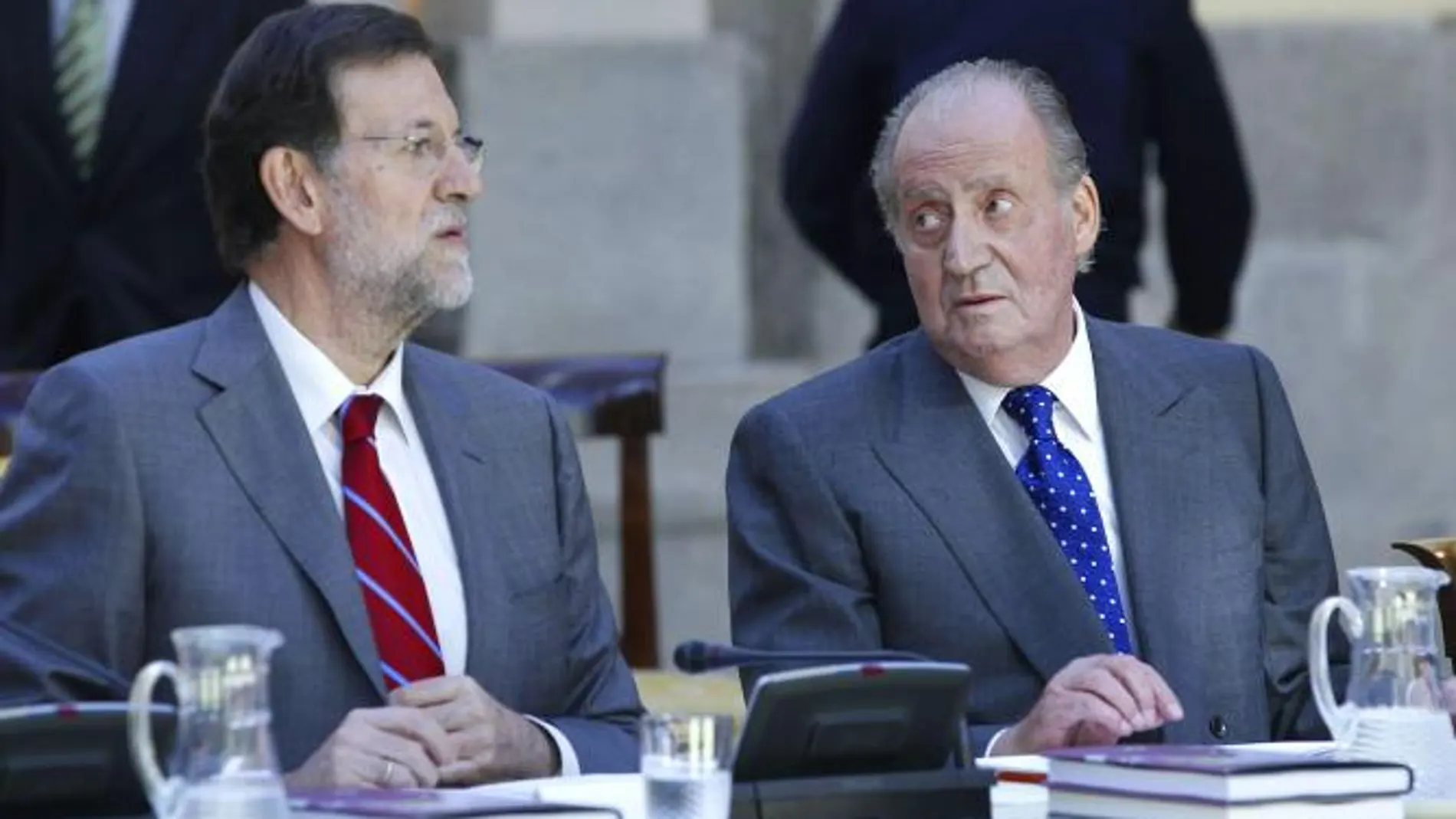 El Rey mira al presidente del Gobierno, Mariano Rajoy, al inicio de la reunión anual del patronato del Instituto Cervantes