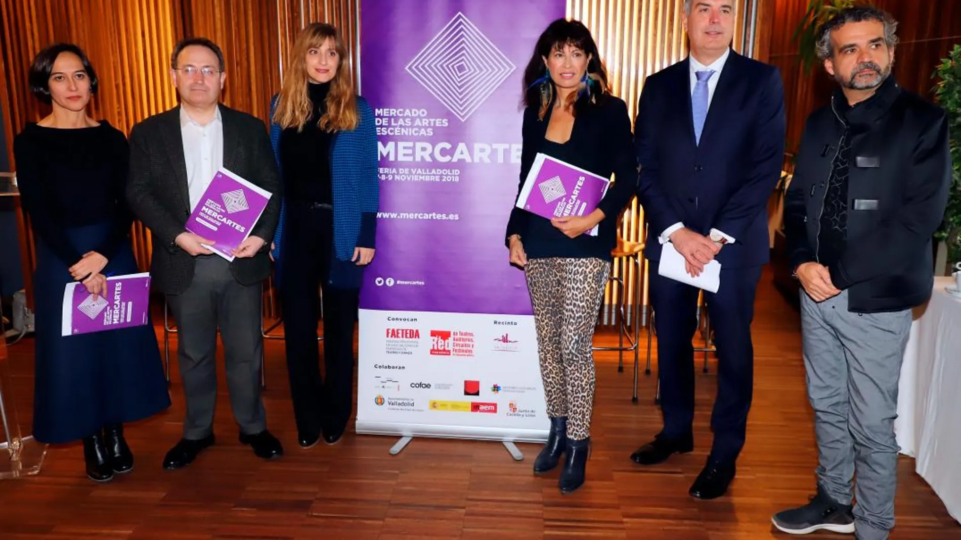La comisaria del certamen, Nines Carrascal; el presidente de la Federación Estatal de Asociaciones de Empresas de Teatro y Danza, Jesús Cimarro; la directora general de Políticas Culturales, Mar Sancho; la concejala de Cultura, Ana Redondo; y el director de la Feria de Valladolid, Alberto Alonso, presentan Mercantes
