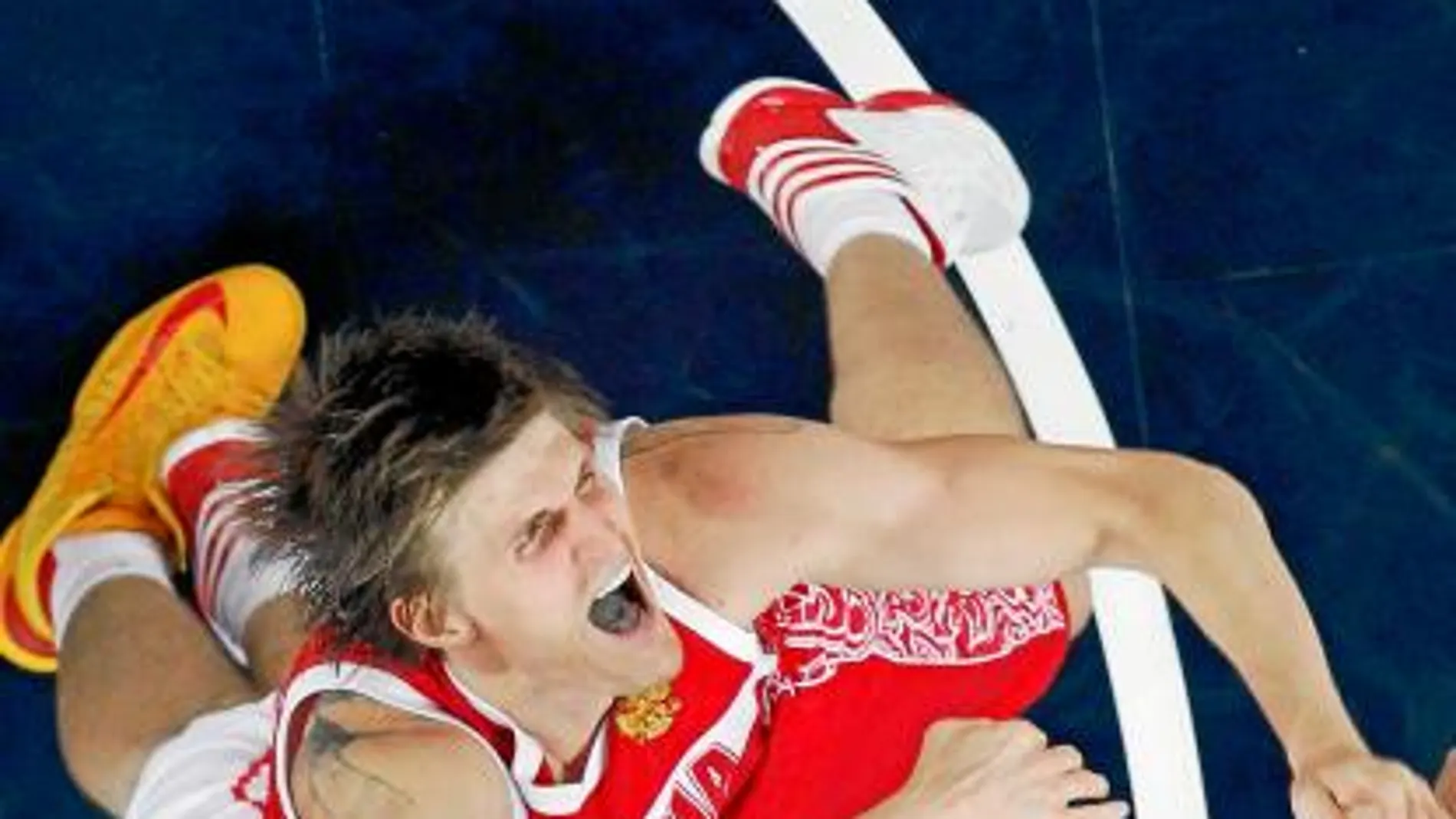 Marc Gasol frena a Kirilenko en la zona española