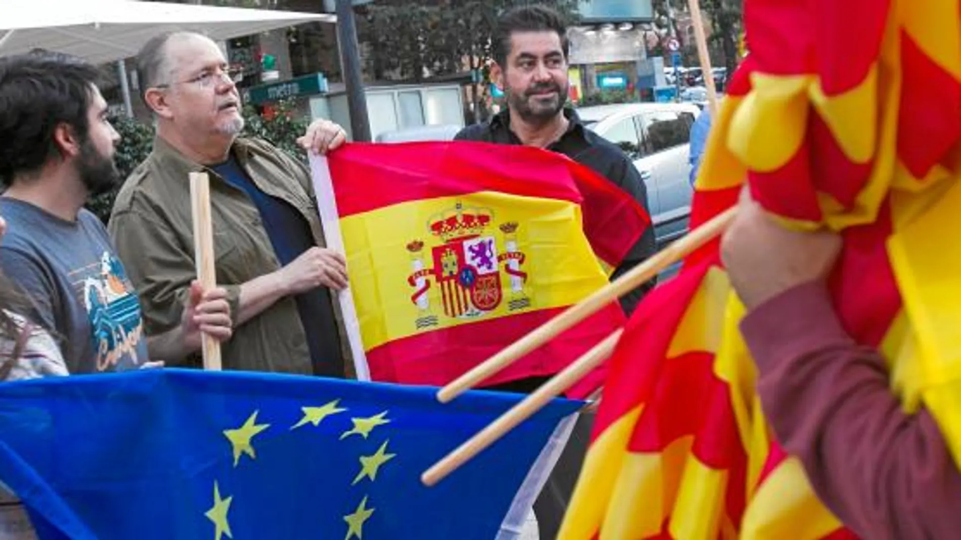 Preparativos para la manifestación que se celebrará hoy en defensa de la unidad de España