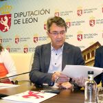 Martínez Majo firma los acuerdos con Rafael Blanco y Misericordia Bello