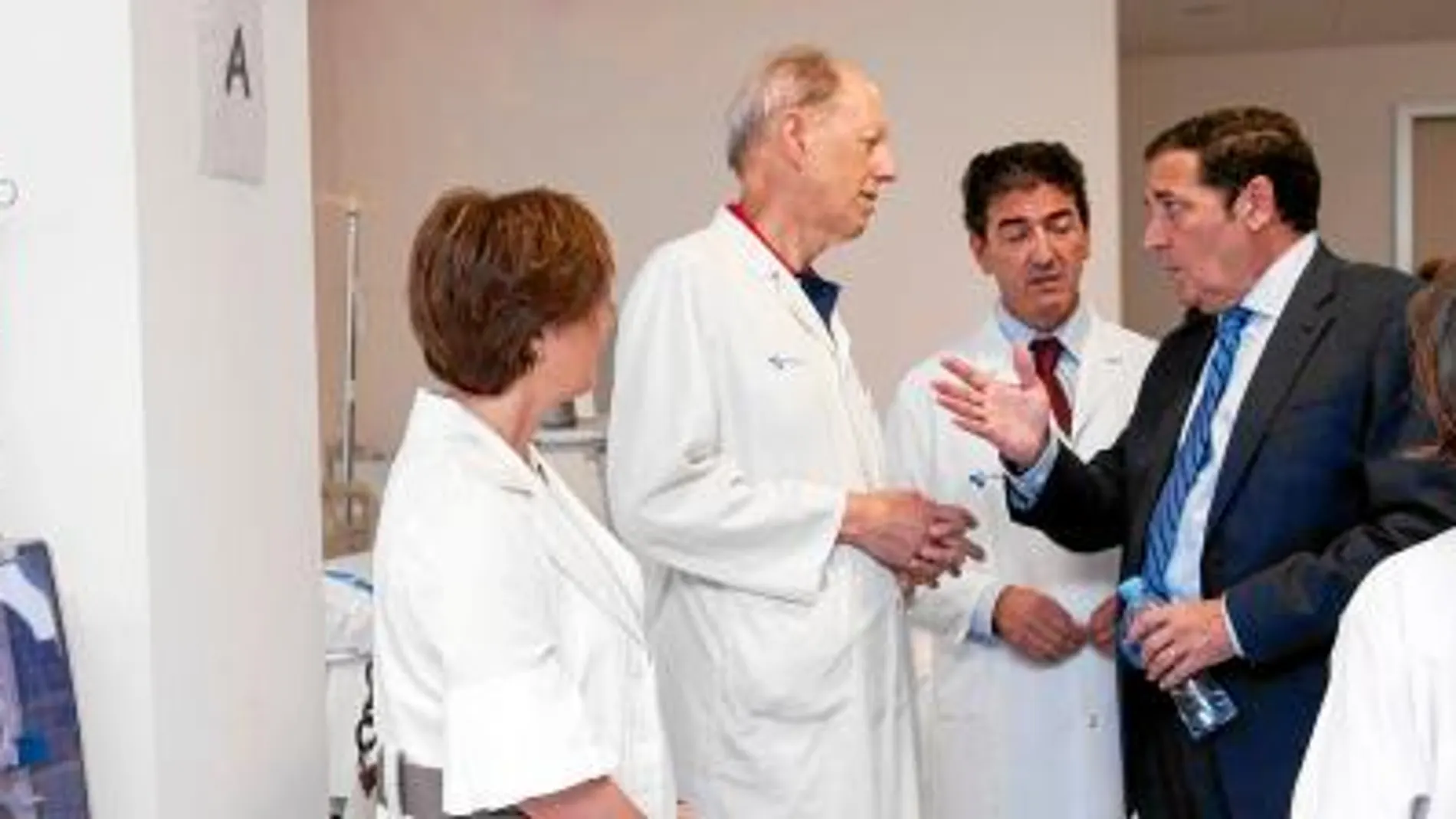 El consejero de Sanitad, Antonio María Sáez Aguado, visita a médicos de Atención Primaria de Burgos