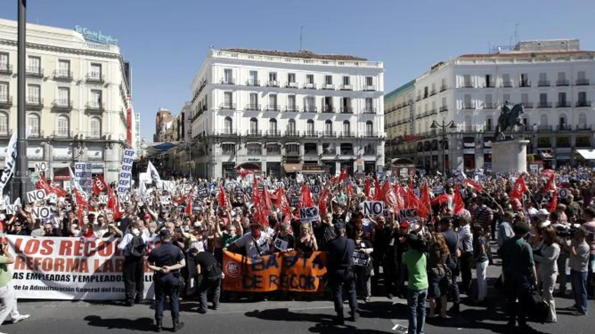 La delegada del Gobierno en Madrid increpada por los manifestantes contra el PP