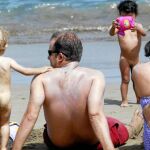 Los médicos aconsejan evitar la exposición al sol entre el mediodía y las cuatro de la tarde y usar cremas protectoras