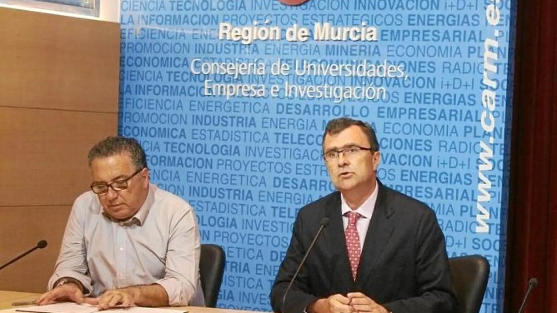 El alcalde de Molina de Segura, Eduardo Contreras, y el consejero de Universidades y portavoz, José Ballesta