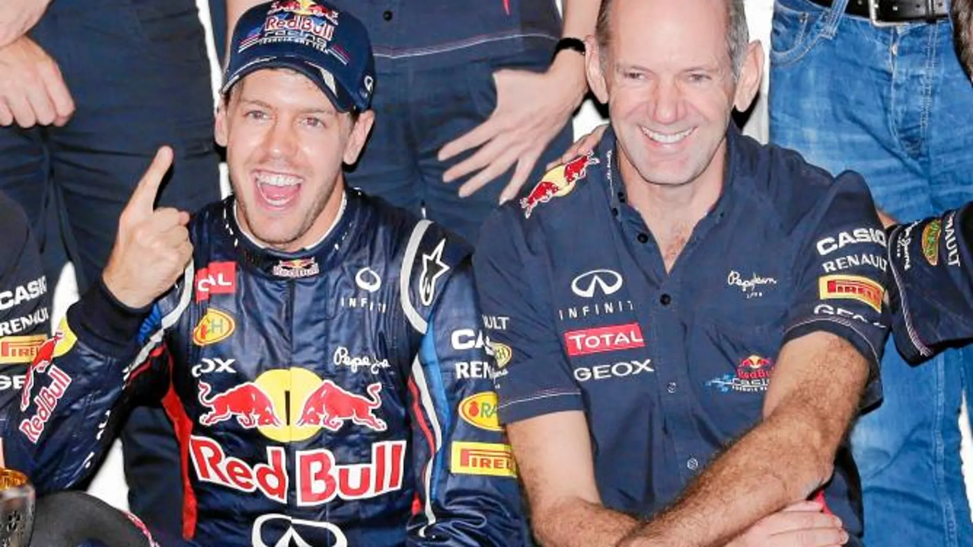 El director técnico del equipo Red Bull celebra junto a Vettel la victoria del alemán la semana pasada en Japón