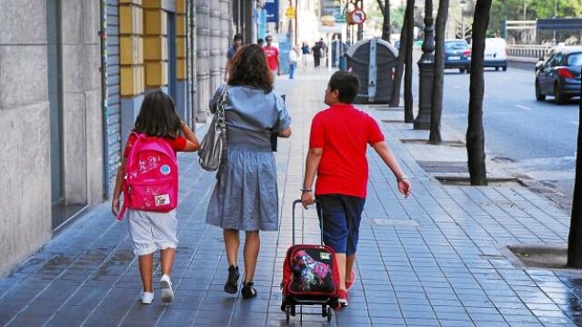 Se aconseja controlar el peso que llevan los niños en las mochilas y la distribución del mismo