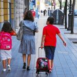 Se aconseja controlar el peso que llevan los niños en las mochilas y la distribución del mismo
