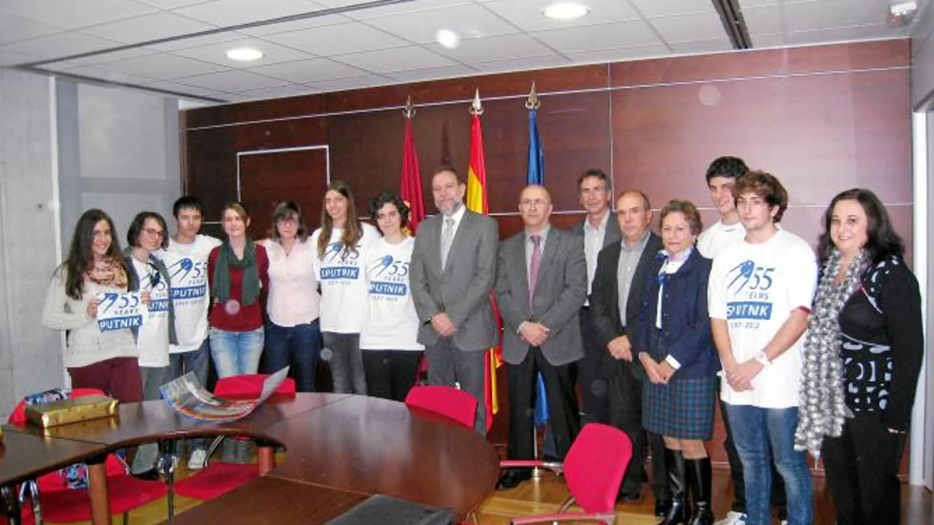 El consejero Constantino Sotoca (centro) rodeado por los estudiantes