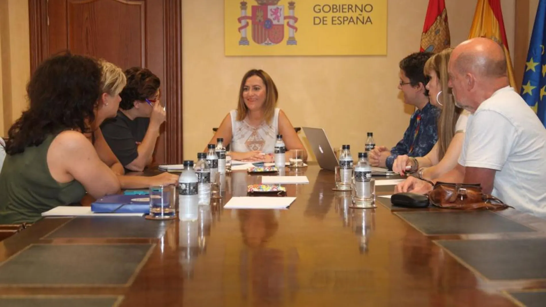 La delegada del Gobierno en Castilla y León, Virginia Barcones, se reúne con representantes de la Federación de Castilla y León de Lesbianas, Gays, Transexuales, Bisexuales y más (FECyLGTB+)