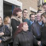 Marcos y Sandra (en el centro) y sus vecinos explican a Sánchez-Camacho los logros del alcalde