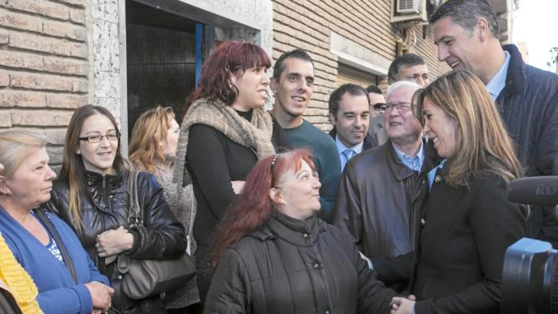 Marcos y Sandra (en el centro) y sus vecinos explican a Sánchez-Camacho los logros del alcalde
