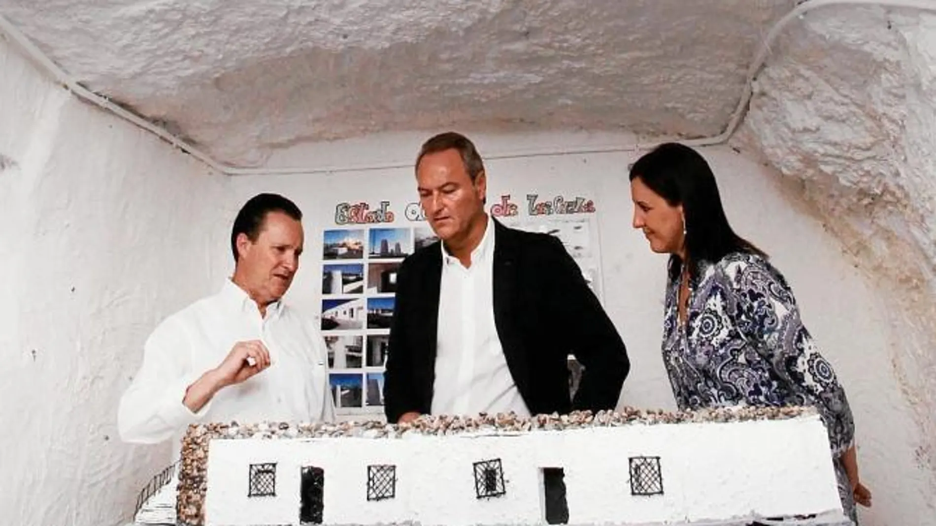 El presidente de la Generalitat, Alberto Fabra en su visita a la Escuela taller «Les Coves II»