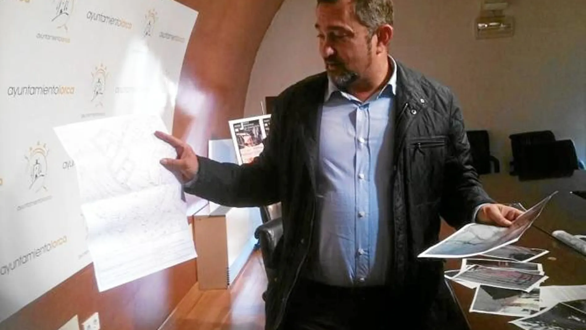 El concejal de Obras del Ayuntamiento de Lorca, Ángel Meca, sostiene el proyecto de rehabilitación del barrio