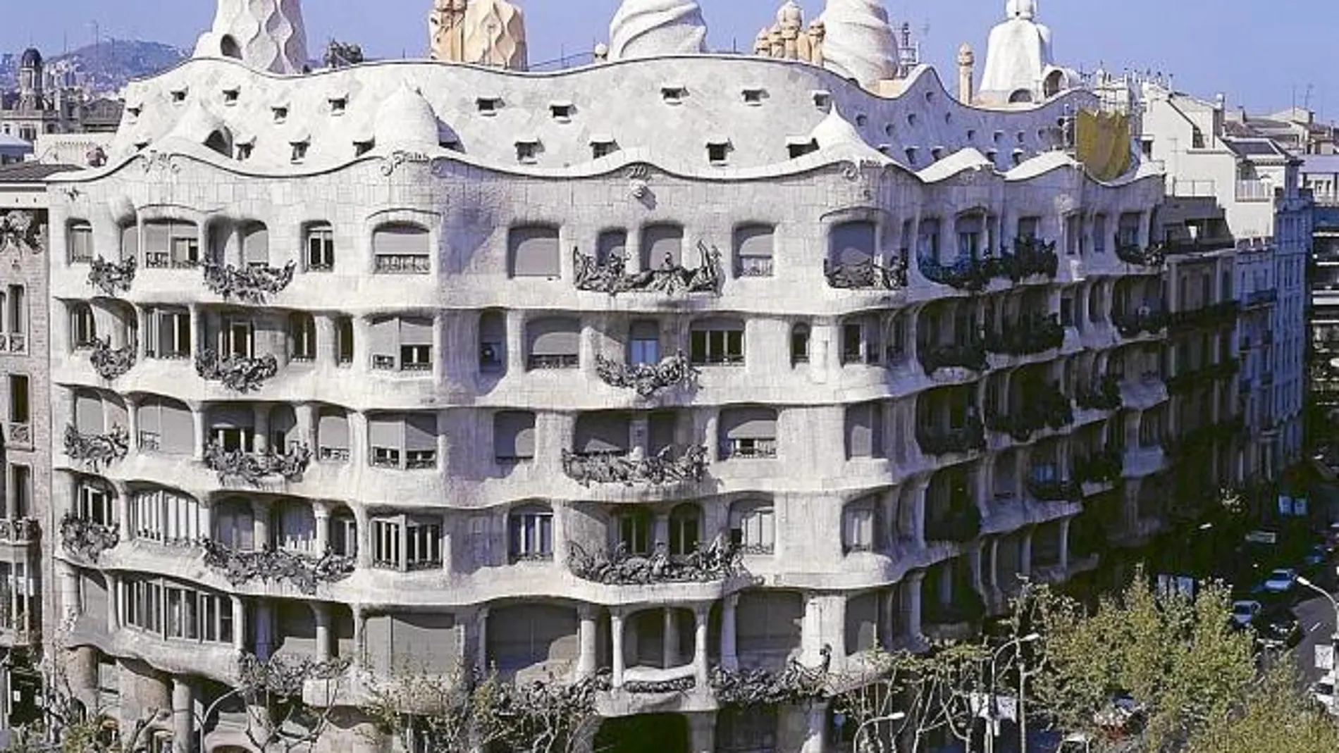 La Pedrera cumple cien años imponente en el paseo de Gràcia