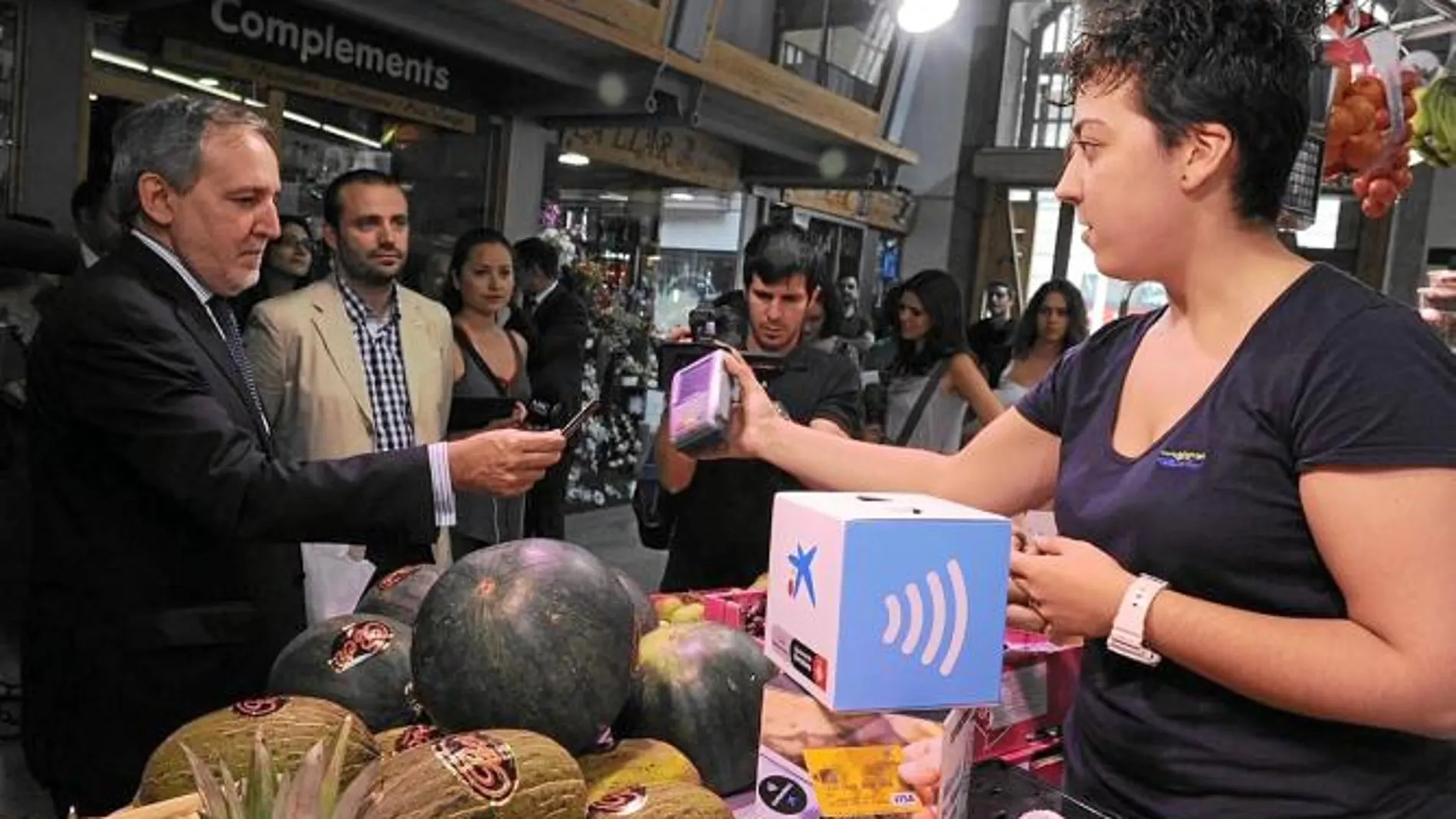 Los mercados de Barcelona adoptan el pago con tecnología «contactless»