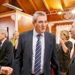 Julio Villarrubia conversa con Peridis y el alcalde de Brañosera, Jesús Mediavilla