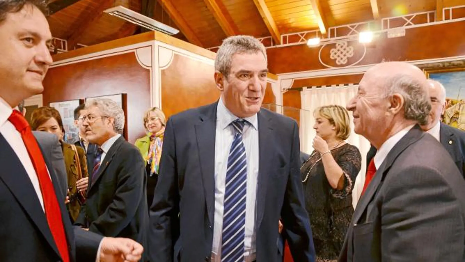 Julio Villarrubia conversa con Peridis y el alcalde de Brañosera, Jesús Mediavilla